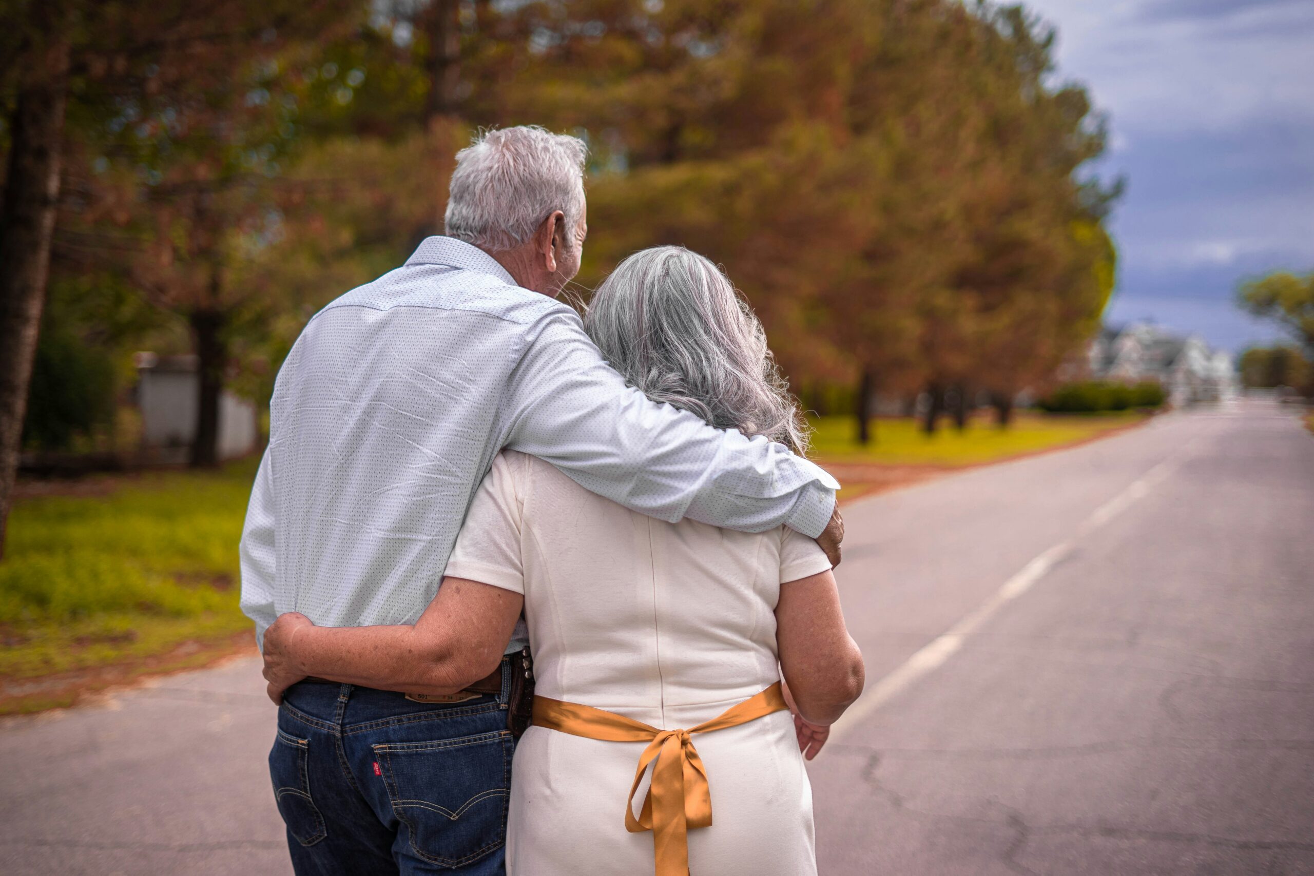 Elder couple walking together in a road. Living wills vs last wills in New Jersey